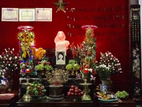 Nhiều nghệ sĩ Việt viếng thăm mộ Anh hùng Võ Thị Sáu - Ảnh 1