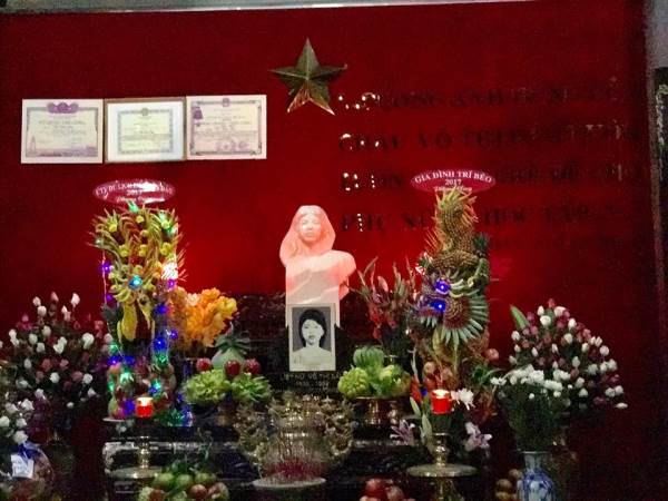 Nhiều nghệ sĩ Việt viếng thăm mộ Anh hùng Võ Thị Sáu - Ảnh 2