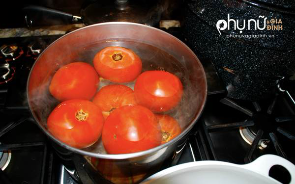 Luộc một quả cà chua, nghiền nhuyễn theo cách này đắp mặt, da trắng bóc và căng mịn khỏi cần bôi kem - Ảnh 1