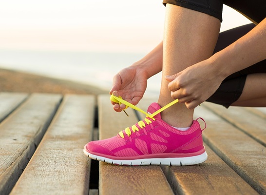 Cần chọn đúng loại giày để đi bộ giảm mỡ bụng hiệu quả