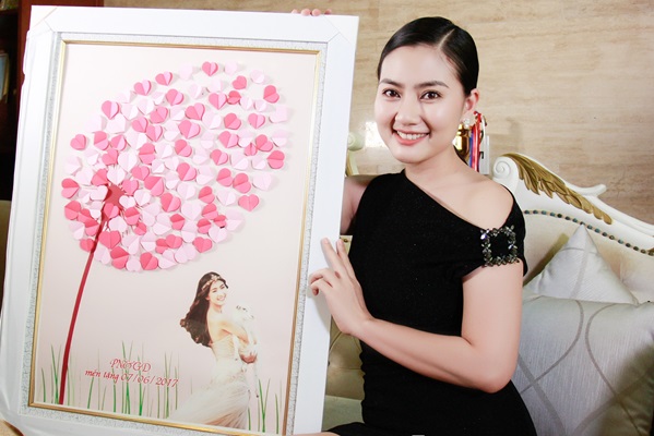 Bí quyết giữ dáng như gái đôi mươi của kiều nữ Ngọc Lan - Ảnh 6 Ngọc Lan nhận món quà từ báo Phụ nữ và Gia đình - Ảnh: Mễ Thuận