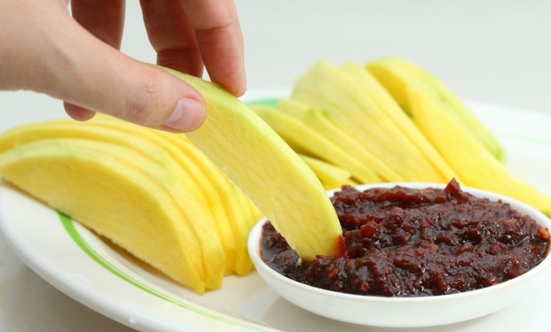 Kiểu ăn xoài chị em thích mê nhưng vô cùng nguy hiểm, cần bỏ ngay lập tức - Ảnh 3 Kiểu ăn xoài chị em thích mê nhưng vô cùng nguy hiểm, cần bỏ ngay lập tức - Ảnh 3