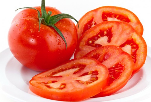 Cà chua thái lát mỏng dưỡng trắng da hiệu quả
