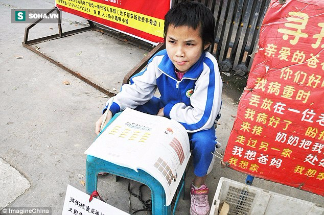 Cô bé 8 tuổi bán rau ngoài đường suốt 5 năm với mong ước gặp lại cha mẹ đẻ - Ảnh 1