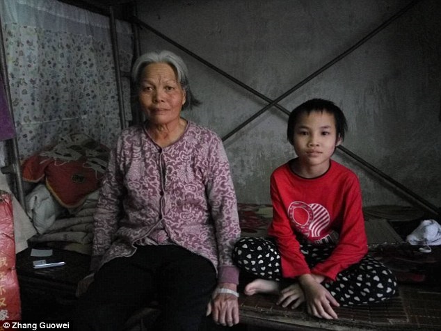 Cô bé 8 tuổi bán rau ngoài đường suốt 5 năm với mong ước gặp lại cha mẹ đẻ - Ảnh 2