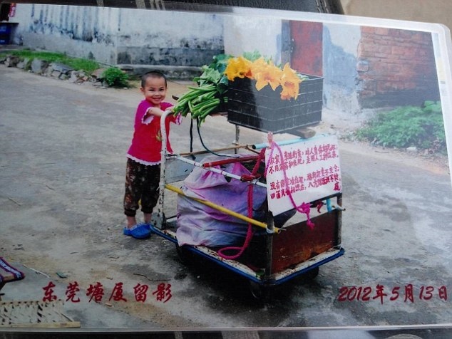 Cô bé 8 tuổi bán rau ngoài đường suốt 5 năm với mong ước gặp lại cha mẹ đẻ - Ảnh 4