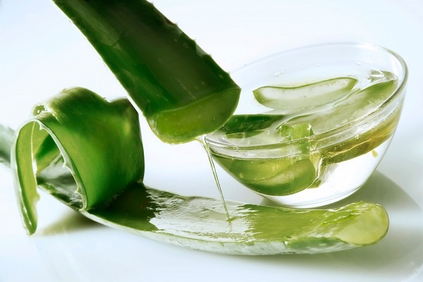 Da mặt đẹp nhanh chóng với cách chăm sóc da mặt nhiều tàn nhang không tốn tiền trong bài - Ảnh 3 Mát xa mặt bằng gel nha đam giúp làm mờ vết tàn nhang nhanh chóng