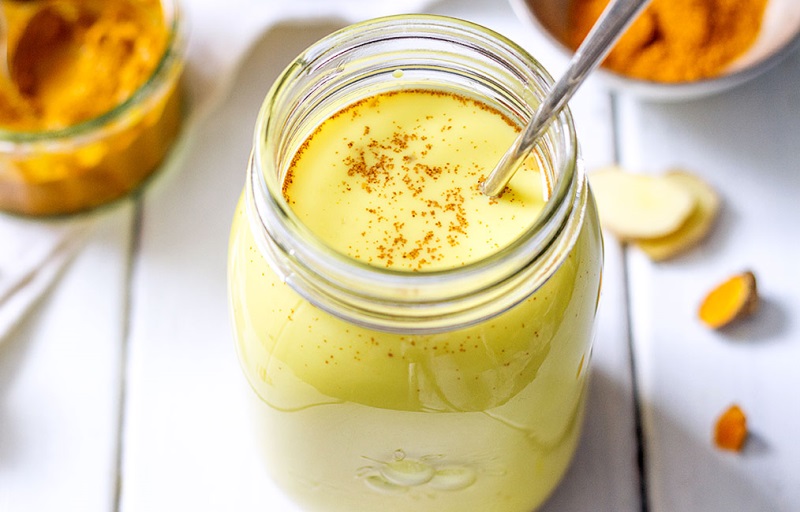 Pha bột nghệ với thứ này uống buổi tối, da trắng bật 2 tông và trẻ ra cả chục tuổi - Ảnh 1 Pha bột nghệ với thứ này uống buổi tối, da trắng bật 2 tông và trẻ ra cả chục tuổi - Ảnh 1