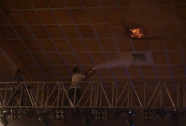 Trương Quỳnh Anh và Tim hoảng hốt chạy vào cánh gà vì trần nhà bốc cháy - Ảnh 3