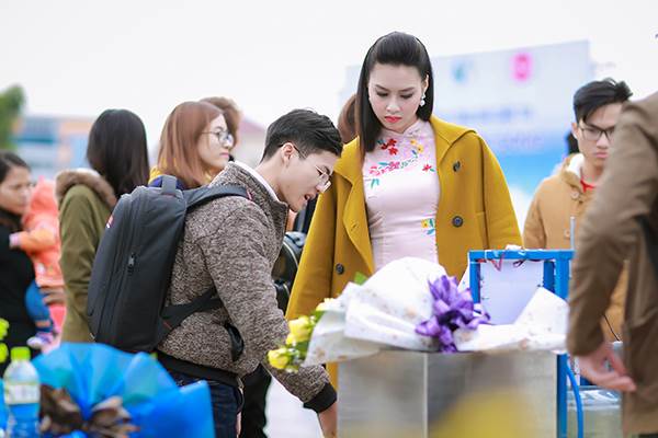 Sinh viên hào hứng vây quanh hoa hậu biển Thuỳ Trang - Ảnh 5