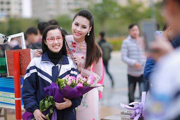 Sinh viên hào hứng vây quanh hoa hậu biển Thuỳ Trang - Ảnh 6