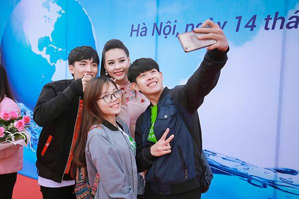 Sinh viên hào hứng vây quanh hoa hậu biển Thuỳ Trang - Ảnh 7