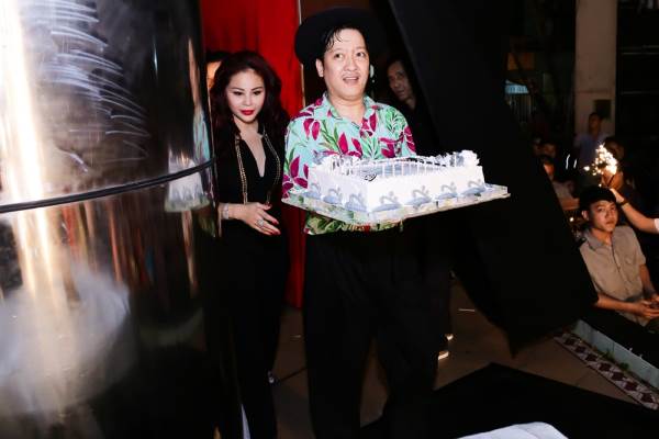Hari Won bí mật mừng sinh nhật ông xã trên sân khấu kịch - Ảnh 2