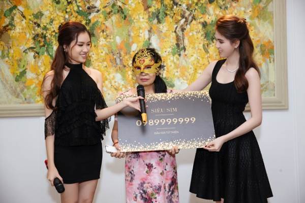 <a target='_blank' href='https://www.phunuvagiadinh.vn/soc-nu-dai-gia-deo-mat-na-dau-gia-sim-ngoc-trinh-18.topic'>Sốc: Nữ đại gia đeo mặt nạ đấu giá SIM Ngọc Trinh 18,,</a> 6 tỷ 'bỏ của chạy lấy người' - Ảnh 1 Sốc: Nữ đại gia đeo mặt nạ đấu giá SIM Ngọc Trinh 18,6 tỷ 'bỏ của chạy lấy người' - Ảnh 1
