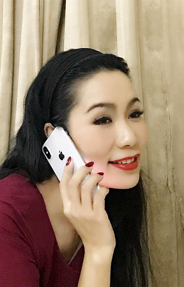 Á hậu Trịnh Kim Chi bất ngờ được chồng tặng điện thoại Iphone X