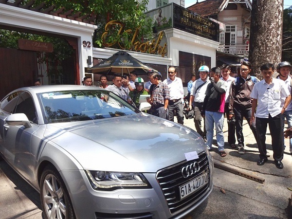 Siêu xe Audi của hoa hậu Thu Hoài bị ông Đoàn Ngọc Hải cẩu về phường - Ảnh 1 Siêu xe Audi của hoa hậu Thu Hoài bị ông Đoàn Ngọc Hải cẩu về phường - Ảnh 1