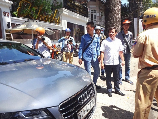Siêu xe Audi của hoa hậu Thu Hoài bị ông Đoàn Ngọc Hải cẩu về phường - Ảnh 4 Siêu xe Audi của hoa hậu Thu Hoài bị ông Đoàn Ngọc Hải cẩu về phường - Ảnh 4