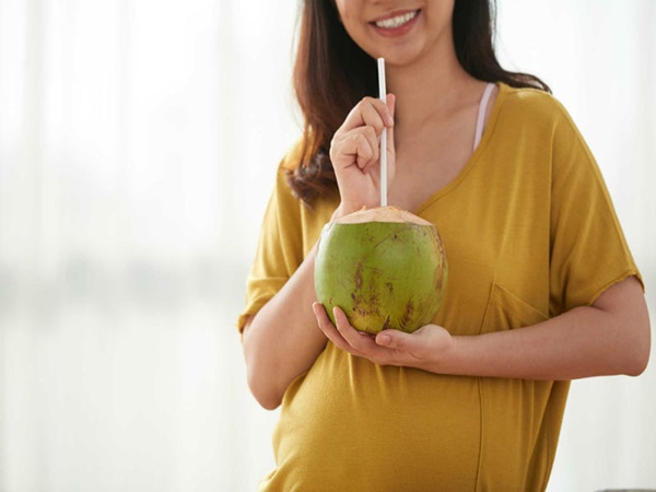 Bà bầu uống nước dừa từ tháng thứ mấy để đảm bảo an toàn cho sức khỏe? - Ảnh 1 Bà bấu uống nước dừa từ tuần 33 trở đi sẽ rất tốt.