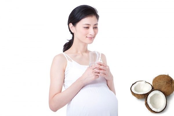 Uống nước dừa bổ sung chất lỏng cho cơ thể Uống nước dừa bổ sung chất lỏng cho cơ thể