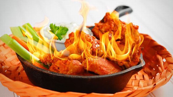 Bà mẹ không nên ăn thực phẩm cay nóng khiến hệ tiêu hóa khó chịu. Bà mẹ không nên ăn thực phẩm cay nóng khiến hệ tiêu hóa khó chịu.
