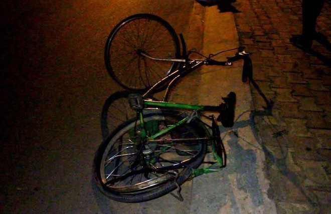 Thương tâm ba mẹ con đạp xe bán vé số bị ô tô tông nguy kịch trong đêm - Ảnh 2
