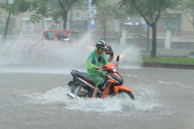 Bão số 2 khiến Hà Nội mưa kéo dài, người dân bì bõm lội nước trên nhiều tuyến phố - Ảnh 2