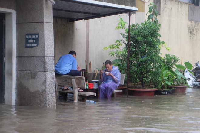 Bão số 2 khiến Hà Nội mưa kéo dài, người dân bì bõm lội nước trên nhiều tuyến phố - Ảnh 4