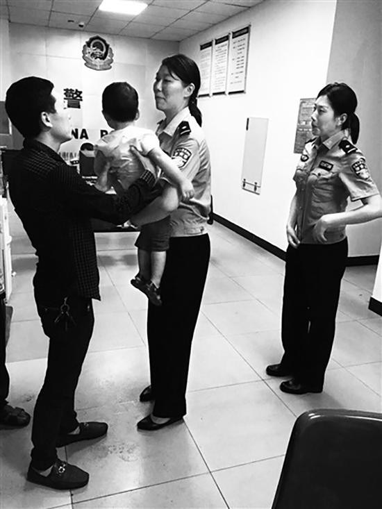 Ông nội chủ quan, bé trai 2 tuổi bị nhân viên bắt cóc vì lý do gây phẫn nộ - Ảnh 1 Ông nội chủ quan, bé trai 2 tuổi bị nhân viên bắt cóc vì lý do gây phẫn nộ - Ảnh 1