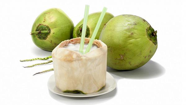 Bà bầu uống nước dừa bao nhiêu là đủ? - Ảnh 3 Uống nước dừa không nên để qua đêm dễ bị biến chất.