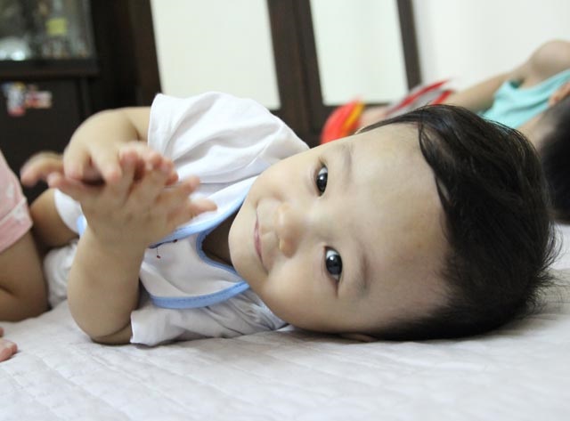 Hình ảnh mới nhất của bé trai 14 tháng tuổi bị bạo hành, bỏ rơi tại bệnh viện khiến ai cũng ngỡ ngàng - Ảnh 2 Hình ảnh mới nhất của bé trai 14 tháng tuổi bị bạo hành, bỏ rơi tại bệnh viện khiến ai cũng ngỡ ngàng - Ảnh 2