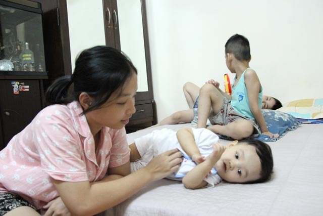 Hình ảnh mới nhất của bé trai 14 tháng tuổi bị bạo hành, bỏ rơi tại bệnh viện khiến ai cũng ngỡ ngàng - Ảnh 5 Hình ảnh mới nhất của bé trai 14 tháng tuổi bị bạo hành, bỏ rơi tại bệnh viện khiến ai cũng ngỡ ngàng - Ảnh 5