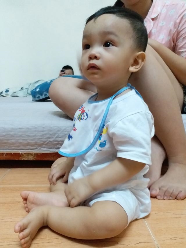Hình ảnh mới nhất của bé trai 14 tháng tuổi bị bạo hành, bỏ rơi tại bệnh viện khiến ai cũng ngỡ ngàng - Ảnh 3 Hình ảnh mới nhất của bé trai 14 tháng tuổi bị bạo hành, bỏ rơi tại bệnh viện khiến ai cũng ngỡ ngàng - Ảnh 3