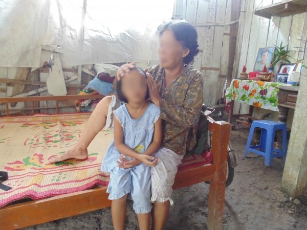 Tuổi thơ đầy nước mắt của bé gái 5 tuổi chứng kiến cảnh cha đâm chết mẹ - Ảnh 2 Tuổi thơ đầy nước mắt của bé gái 5 tuổi chứng kiến cảnh cha đâm chết mẹ - Ảnh 2