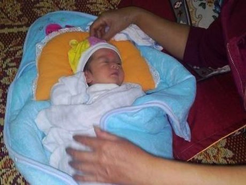 Nghệ An: Bé gái sơ sinh 5 ngày tuổi bị mẹ bỏ rơi trong thùng mì tôm