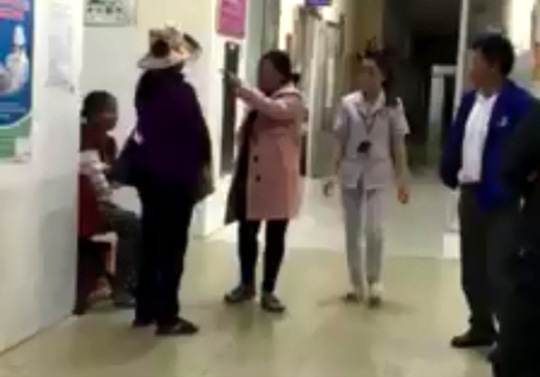 Sản phụ vỡ ối, 3 nữ hộ sinh vẫn ngủ khiến trẻ sơ sinh tử vong: Đình chỉ công tác - Ảnh 1