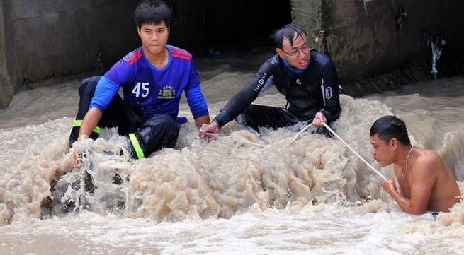 Bé trai 11 tuổi bị nước cuốn trôi vẫn chưa được tìm thấy, ba mẹ ngất lên ngất xuống, người dân cả đêm không ngủ vì xót thương - Ảnh 1 Bé trai 11 tuổi bị nước cuốn trôi vẫn chưa được tìm thấy, ba mẹ ngất lên ngất xuống, người dân cả đêm không ngủ vì xót thương - Ảnh 1