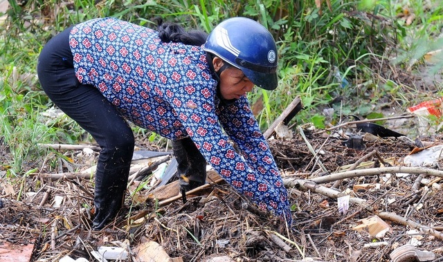 Bé trai 11 tuổi bị nước cuốn trôi vẫn chưa được tìm thấy, ba mẹ ngất lên ngất xuống, người dân cả đêm không ngủ vì xót thương - Ảnh 3 Bé trai 11 tuổi bị nước cuốn trôi vẫn chưa được tìm thấy, ba mẹ ngất lên ngất xuống, người dân cả đêm không ngủ vì xót thương - Ảnh 3