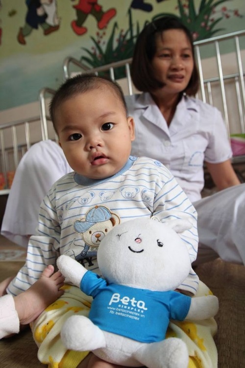 Bé trai 7 tháng tuổi bị bỏ rơi trong nhà nghỉ ở Hà Nội: Người nhận làm cha từ chối xét nghiệm ADN, không một lần quay lại - Ảnh 2