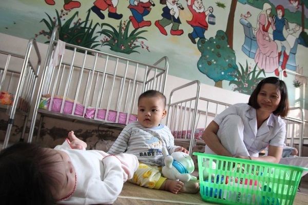 Bé trai 7 tháng tuổi bị bỏ rơi trong nhà nghỉ ở Hà Nội: Người nhận làm cha từ chối xét nghiệm ADN, không một lần quay lại - Ảnh 3