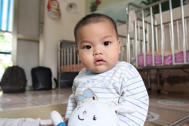 Bé trai 7 tháng tuổi bị bỏ rơi trong nhà nghỉ ở Hà Nội: Người nhận làm cha từ chối xét nghiệm ADN, không một lần quay lại - Ảnh 1