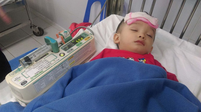 Bé trai hơn 1 tuổi bị bạo hành dã man ở Hà Nội: Về nhà chưa lâu lại có nguy cơ bị nhiễm trùng máu, mắc ung thư - Ảnh 1