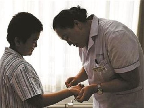 Thấy gia đình lâm vào đường cùng, bé trai bôi mực vào tay nhằm giấu bệnh để cha mẹ đừng lo lắng - Ảnh 1 Thấy gia đình lâm vào đường cùng, bé trai bôi mực vào tay nhằm giấu bệnh để cha mẹ đừng lo lắng - Ảnh 1