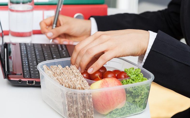 Bệnh tật đầy người vì thói quen ăn trưa mà 90% người làm văn phòng đều mắc phải - Ảnh 1