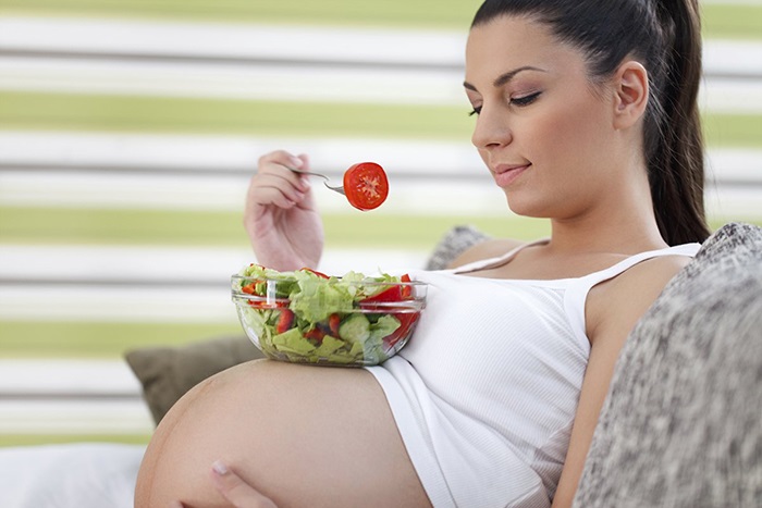 Mẹ bầu cần thay đổi chế độ ăn uống cho phù hợp để hạn chế bị bệnh trĩ. 