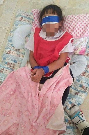 Hai bé gái 5 tuổi bị giáo viên trói tay, bịt miệng vì xé giấy trong lớp - Ảnh 2 Hai bé gái 5 tuổi bị giáo viên trói tay, bịt miệng vì xé giấy trong lớp - Ảnh 2