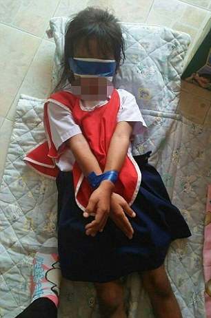 Hai bé gái 5 tuổi bị giáo viên trói tay, bịt miệng vì xé giấy trong lớp - Ảnh 1 Hai bé gái 5 tuổi bị giáo viên trói tay, bịt miệng vì xé giấy trong lớp - Ảnh 1