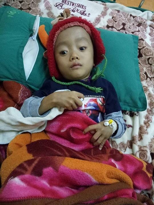 Bị mẹ tìm mọi cách phá bỏ từ trong bào thai, bé trai H’Mông 5 tuổi khuyết tật vẫn khát khao ước mơ đến trường - Ảnh 2 Bị mẹ tìm mọi cách phá bỏ từ trong bào thai, bé trai H’Mông 5 tuổi khuyết tật vẫn khát khao ước mơ đến trường - Ảnh 2