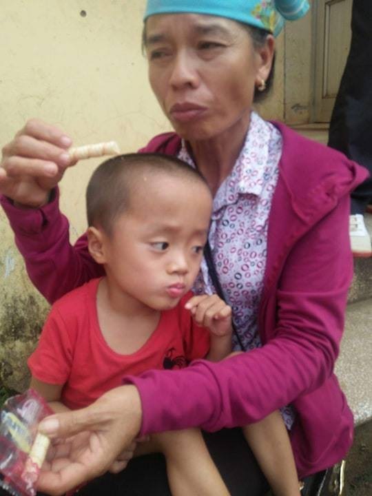 Bị mẹ tìm mọi cách phá bỏ từ trong bào thai, bé trai H’Mông 5 tuổi khuyết tật vẫn khát khao ước mơ đến trường - Ảnh 3 Bị mẹ tìm mọi cách phá bỏ từ trong bào thai, bé trai H’Mông 5 tuổi khuyết tật vẫn khát khao ước mơ đến trường - Ảnh 3