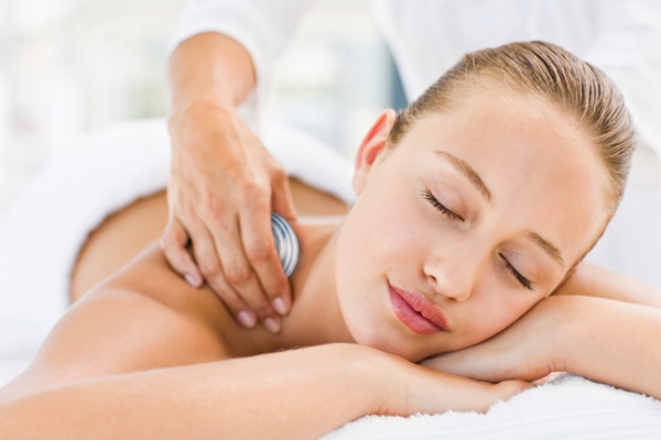 Làm đẹp sau sinh mổ không thể bỏ qua mát-xa <a target='_blank' href='https://www.phunuvagiadinh.vn/lam-dep-sau-sinh.topic'>Làm đẹp sau sinh</a> mổ không thể bỏ qua mát-xa