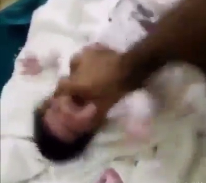 Clip: Người đàn ông dùng tay tát, bóp mũi trẻ sơ sinh dã man - Ảnh 1 Clip: Người đàn ông dùng tay tát, bóp mũi trẻ sơ sinh dã man - Ảnh 1